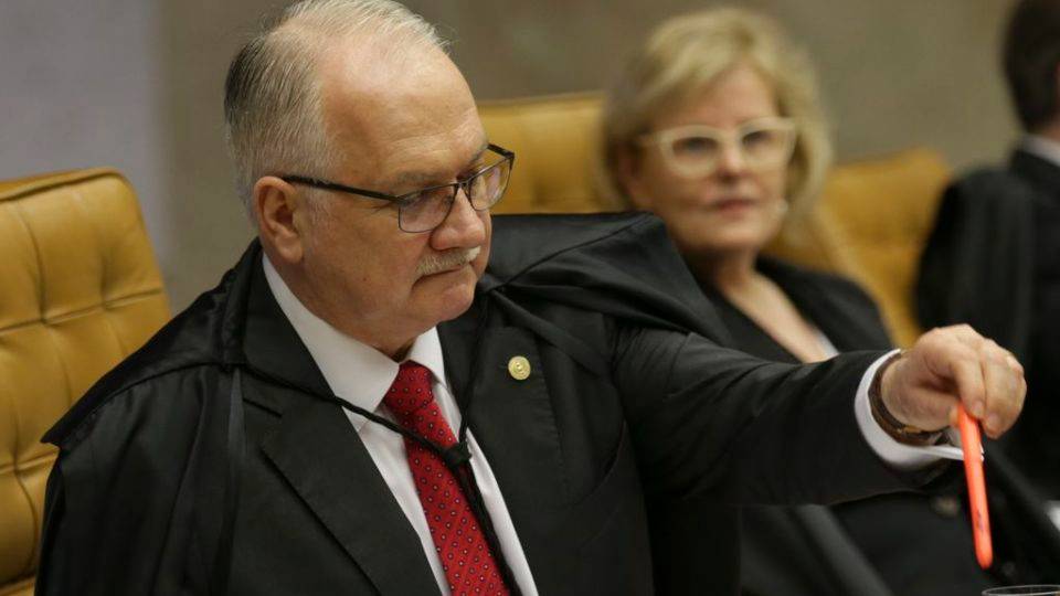 Os ministros do STF, Edson Fachin e Rosa Weber durante o julgamento.