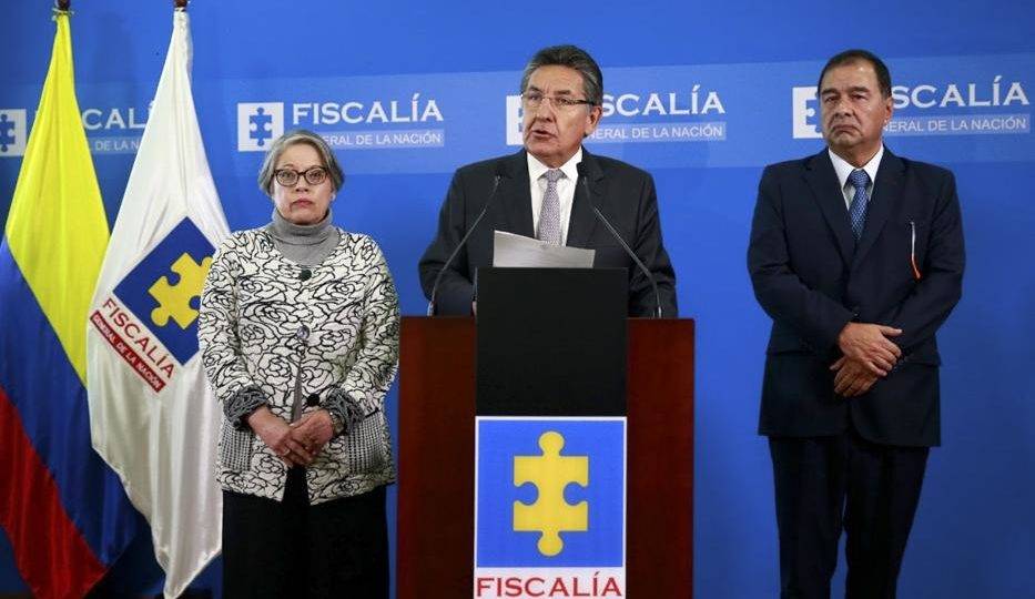 Foto distribuída pela Procuradoria-Geral da Colômbia mostra o procurador-geral Nestor Humberto Martínez (ao centro) ao apresentar a sua renúncia após a decisão do JEP de liberar o guerrilheiro da Farc Jesus Santrich