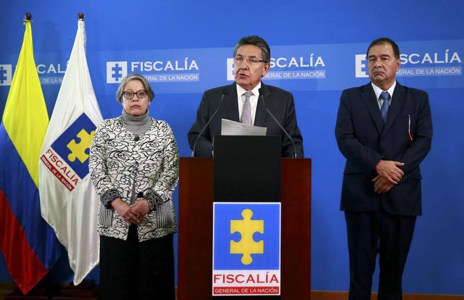 Foto distribuída pela Procuradoria-Geral da Colômbia mostra o procurador-geral Nestor Humberto Martínez (ao centro) ao apresentar a sua renúncia após a decisão do JEP de liberar o guerrilheiro da Farc Jesus Santrich