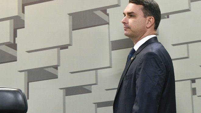Flávio Bolsonaro suspeito de lavagem de dinheiro