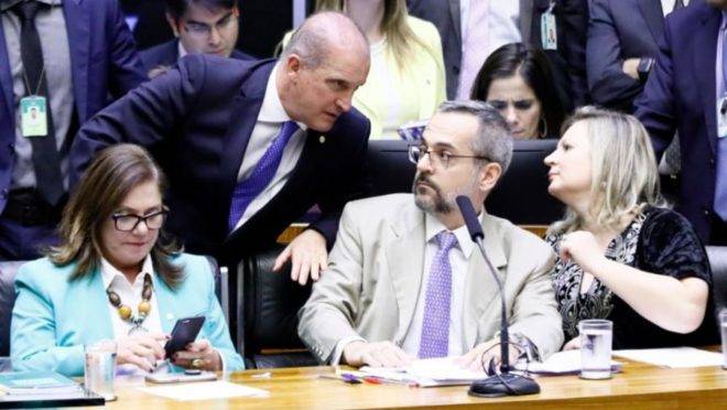 A imagem mostra o ministro da Educação, Abraham Weintraub, em sessão na Câmara nesta quarta-feira.