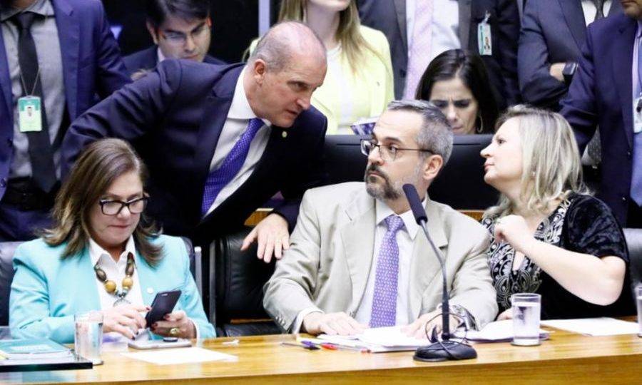 “Culpa é do governo anterior”, diz ministro sobre bloqueios na Educação A imagem mostra o ministro da Educação, Abraham Weintraub, em sessão na Câmara nesta quarta-feira.