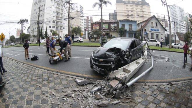 Carro bate em poste em avenida no bairro Batel.