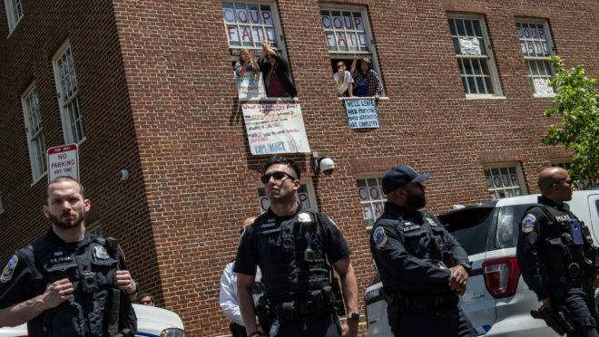 Partidários e ativistas de pró-Nicolás Maduro ocupam a embaixada venezuelana em Washington, em 15 de maio