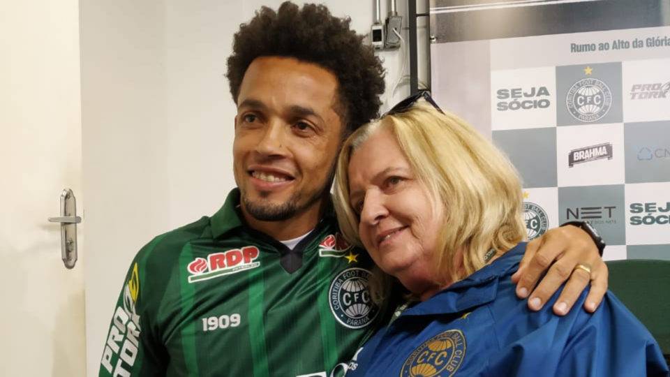 Rafinha abraça Tia Lourdes, funcionária do Coritiba