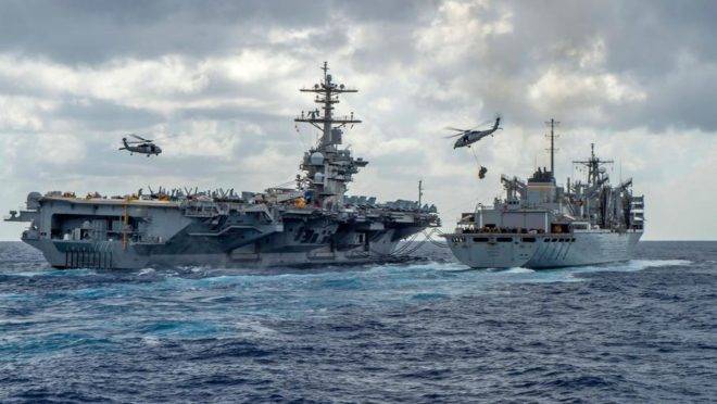 Foto divulgada pela Marinha dos EUA em 8 de maio mostra o porta-aviões da classe Nimitz Abraham Lincoln durante reabastecimento com o navio de apoio a combate USNS Arctic