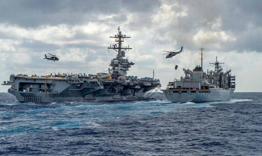 Foto divulgada pela Marinha dos EUA em 8 de maio mostra o porta-aviões da classe Nimitz Abraham Lincoln durante reabastecimento com o navio de apoio a combate USNS Arctic
