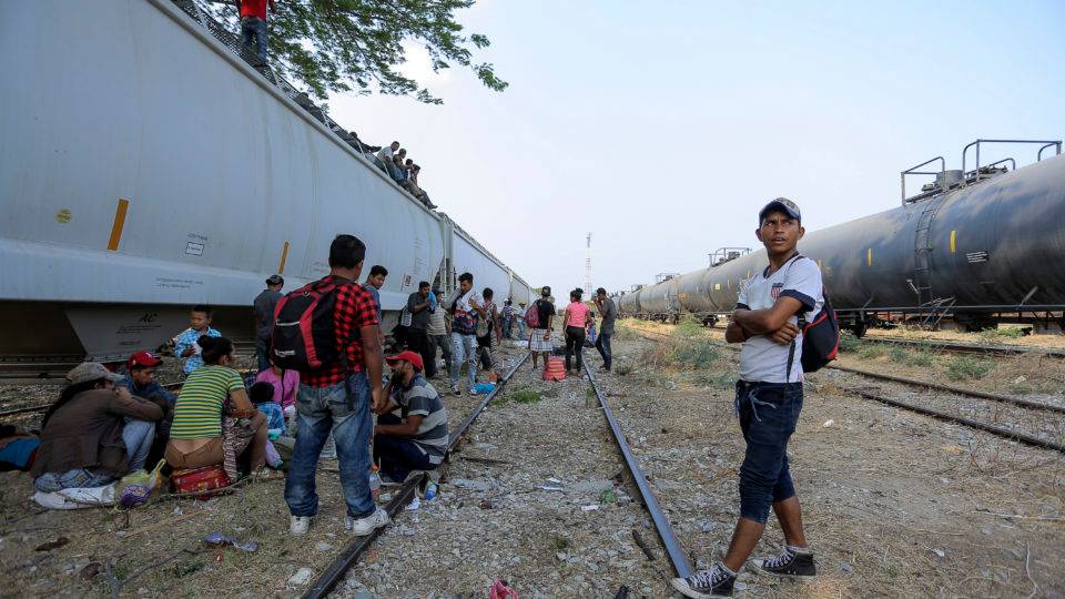 Rumo aos EUA, imigrantes da América Central fazem uma parada em Ixtepec, no estado de Oaxaca, no México
