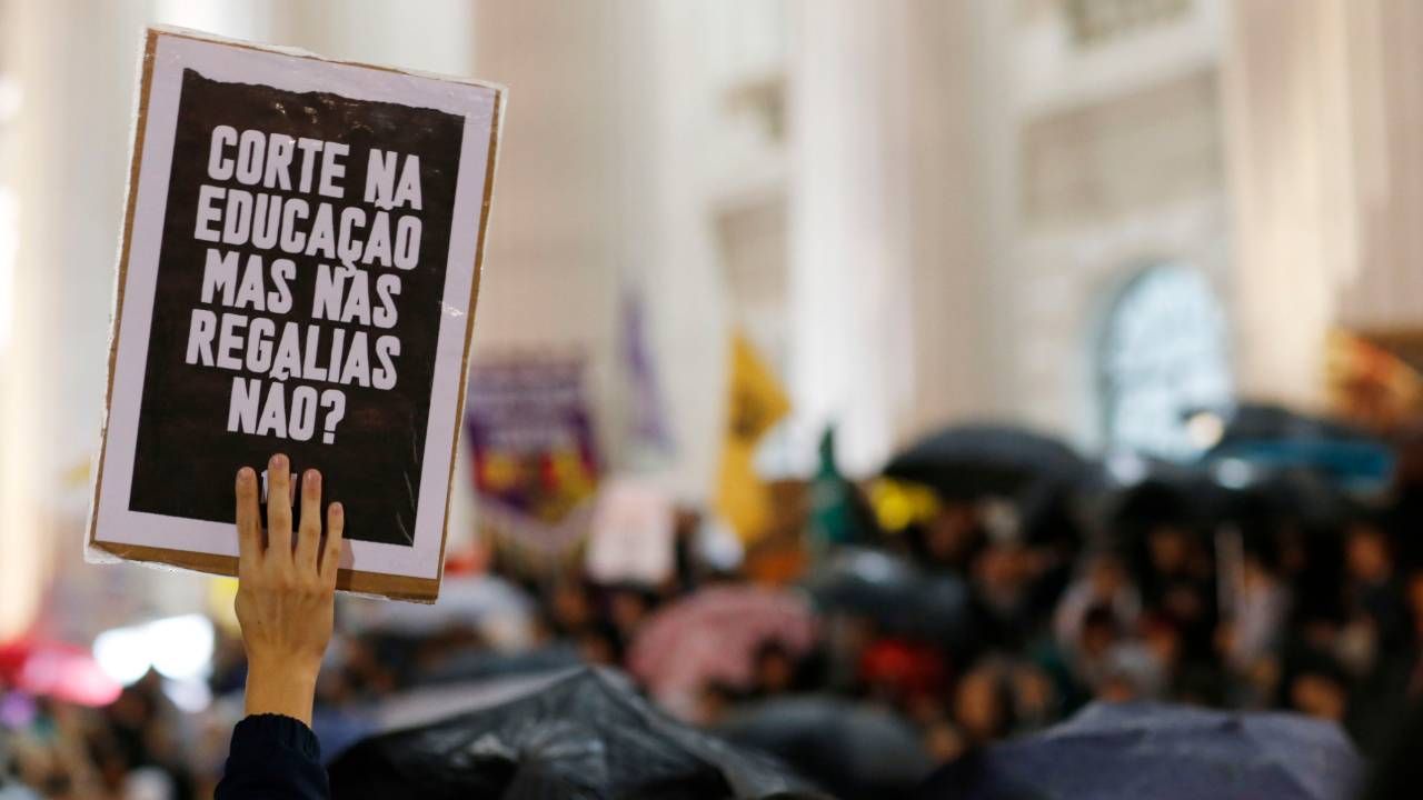 Protesto contra o bloqueio de verbas do Ministério da Educação: declarações do presidente Bolsonaro e do ministro Weintraub inflamaram movimento. Curitiba, PR, 15 de maio de 2019