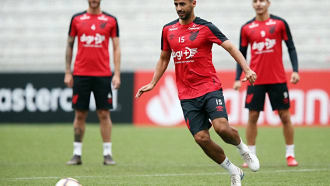 Volante Camacho aguarda resultado de exame antidoping no Athletico-PR