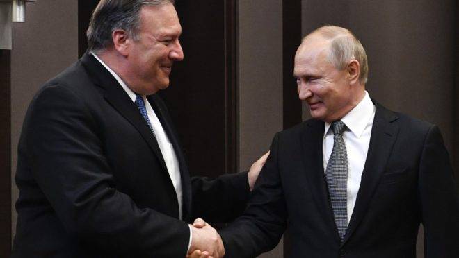 O presidente russo, Vladimir Putin, encontra-se com o secretário de Estado dos Estados Unidos, Mike Pompeo, em Sochi (14 de maio de 2019).