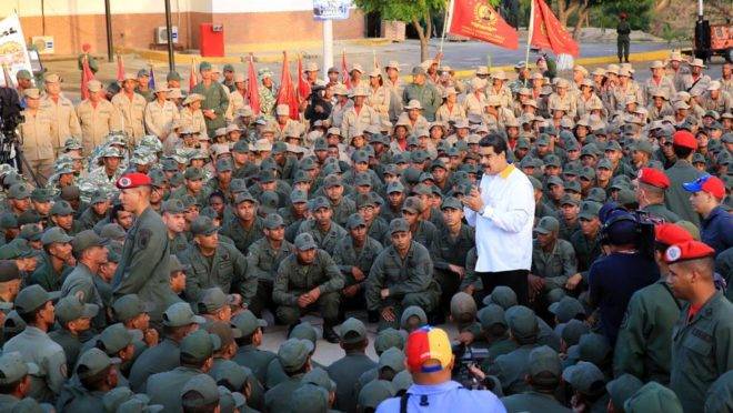 Foto distribuída pelo Palácio de Miraflores mostra o ditador Nicolás Maduro discursando para tropas durante a "marcha da lealdade", em Vargas, Venezuela, 14 de maio