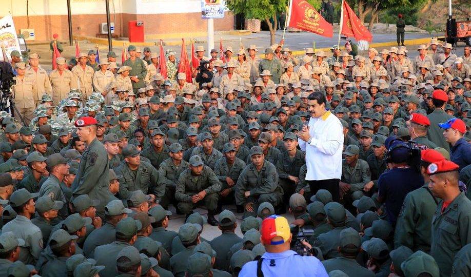 Foto distribuída pelo Palácio de Miraflores mostra o ditador Nicolás Maduro discursando para tropas durante a "marcha da lealdade", em Vargas, Venezuela, 14 de maio