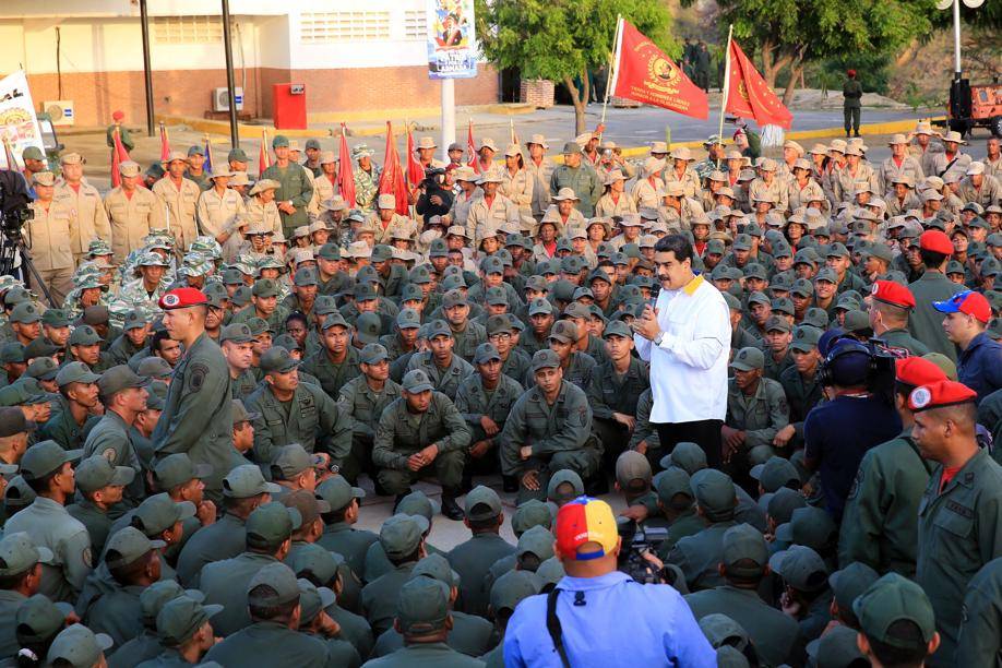 Foto distribuída pelo Palácio de Miraflores mostra o ditador Nicolás Maduro discursando para tropas durante a "marcha da lealdade", em Vargas, Venezuela, 14 de maio