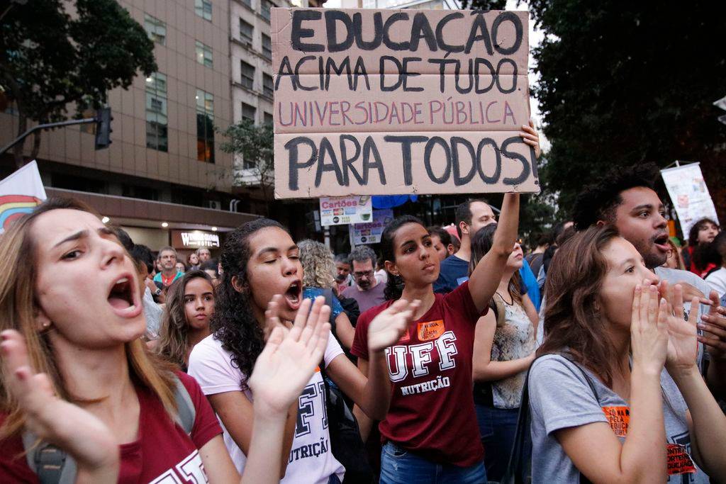 Estudantes e professores de institutos federais e universidades fazem manifestação no rio de Janeiro em protesto contra o bloqueio de verbas da educação.