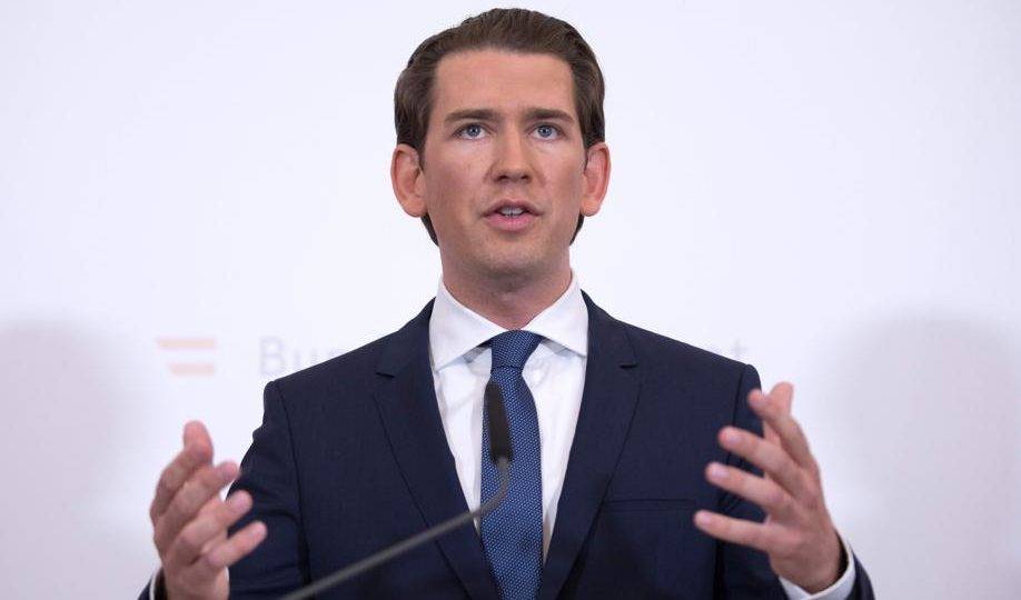 O chanceler da Áustria, Sebastian Kurz, faz anúncio para a imprensa em Viena, 18 de maio