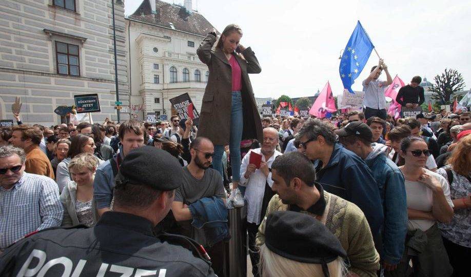 Pessoas protestam em Viena, 18 de maio