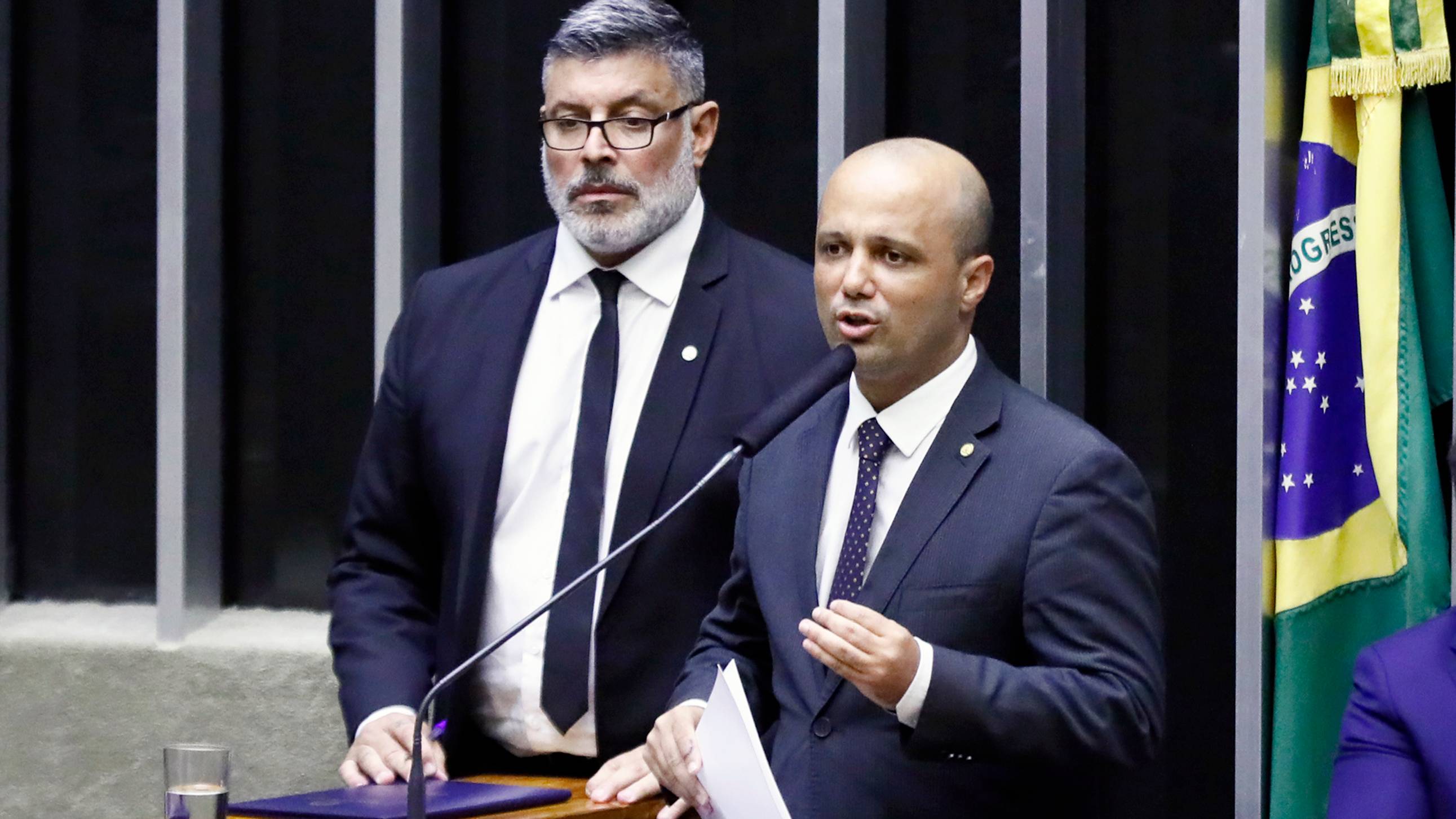 O líder do governo Bolsonaro na Câmara, Major Vitor Hugo (PSL-GO), discursa no Plenário ao lado de Alexandre Frota (PSL-SP)