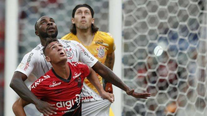 Lance de Athletico e Corinthians na Arena da Baixada.