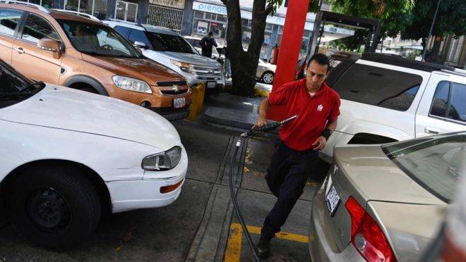 Venezuelanos fazem filas para abastecer os seus carros em uma estação da PDVSA em Caracas, 17 de maio