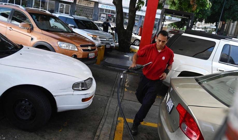 Venezuelanos fazem filas para abastecer os seus carros em uma estação da PDVSA em Caracas, 17 de maio