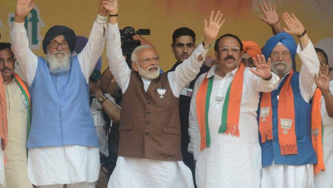 Primeiro-ministro da Índia, Narendra Modi (C), com os colegas do Partido Bharatiya Janata