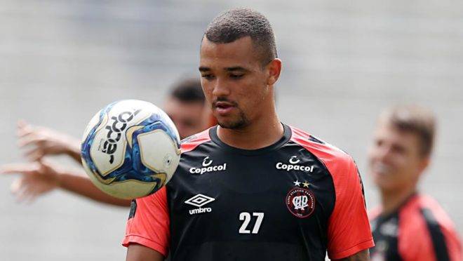 O zagueiro Zé Ivaldo deixou o Athletico e defenderá o Vitória em 2019