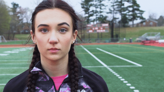 Selina Soule, 16, reclama de ser obrigada a competir contra meninos biológicos em Glastonbury, Connecticut.