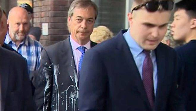 Nigel Farage, candidato ao Parlamento Europeu do partido Brexit, foi atingido por um milk-shake arremessado por um manifestante enquanto fazia campanha