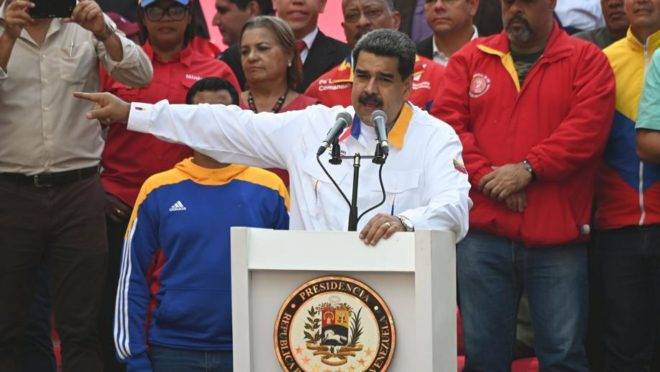 O ditador venezuelano Nicolás Maduro discursa durante ato em comemoração de um ano de sua eleição, considerada fraudulenta por grande número de países, em frente ao Palácio de Miraflores, na capital Caracas, 20 de maio