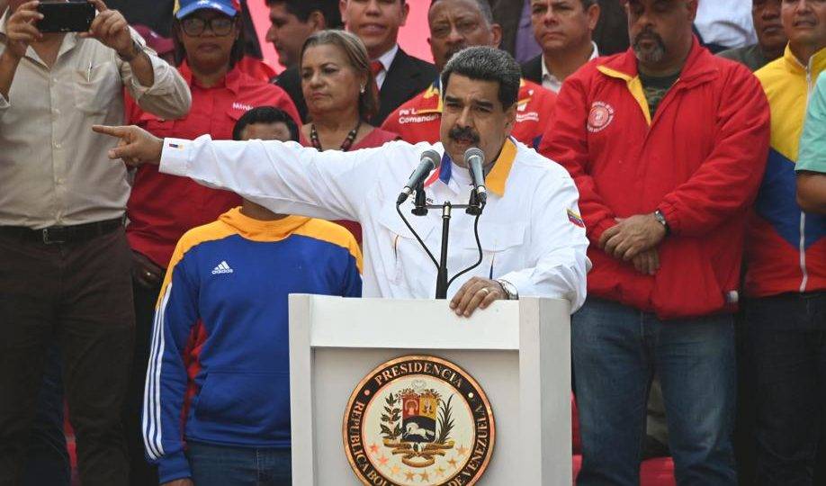 O ditador venezuelano Nicolás Maduro discursa durante ato em comemoração de um ano de sua eleição, considerada fraudulenta por grande número de países, em frente ao Palácio de Miraflores, na capital Caracas, 20 de maio