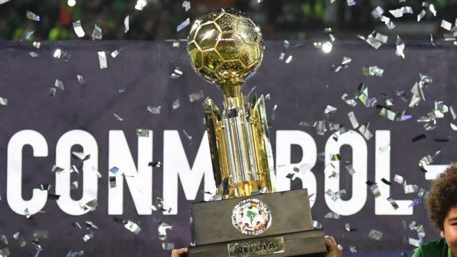 Troféu da Recopa Sul-Americana.