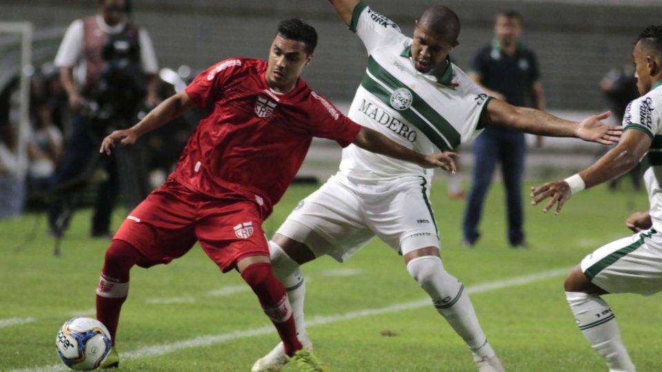 Rodrigão perde pênalti novamente e Coritiba é derrotado pelo CRB Foto: THALITA CHARGEL/FUTURA PRESS/ESTADÃO CONTEÚDO