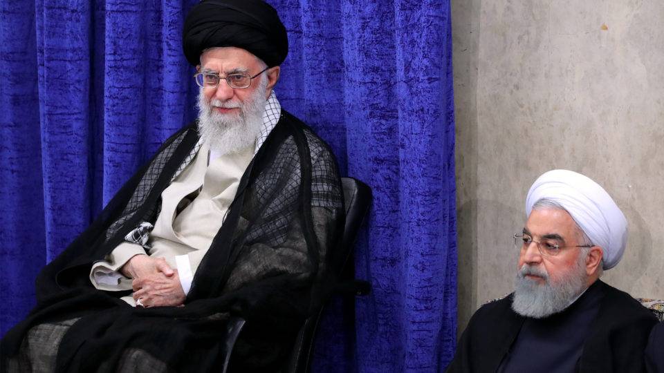 Aiatolá Ali Khamenei e o presidente Hassan Rouhani durante uma reunião do governo na capital Teerã