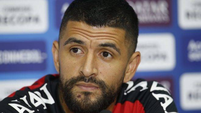 Lucho fala com jornalistas na véspera do jogo com o River.
