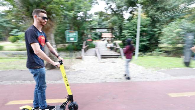 Patinetes elétricas: Curitiba não deve proibir uso em calçadas.