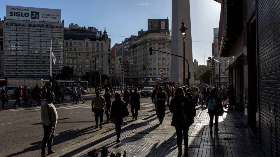 Pedestres em Buenos Aires, 8 de maio