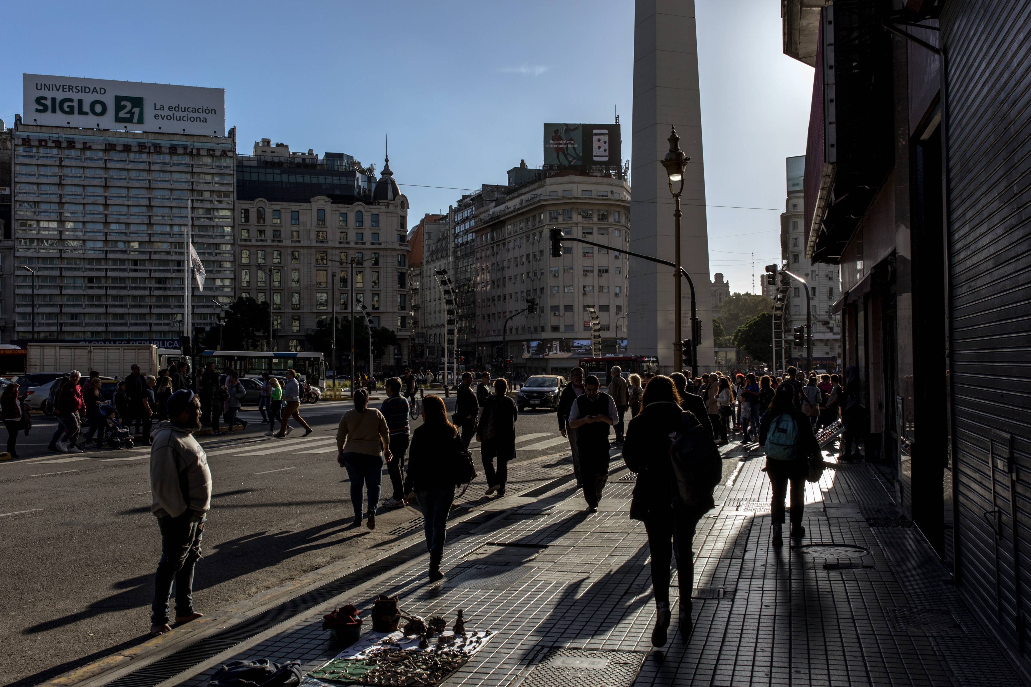Pedestres em Buenos Aires, 8 de maio