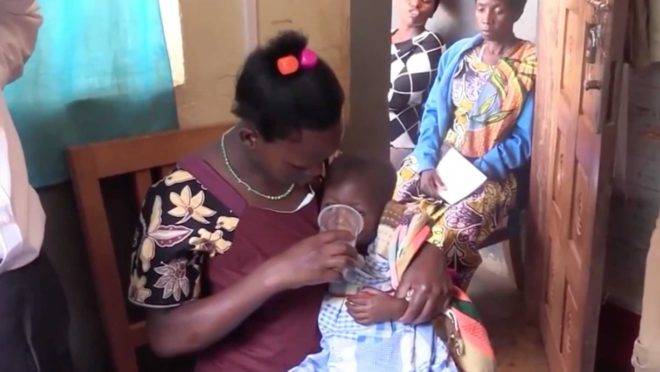 Imagem de um vídeo que mostra Sam Little fazendo um teste do MMS em Uganda