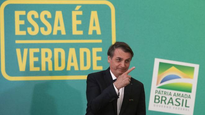 Grupos bolsonaristas de WhatsApp começaram a articular mobilização a favor do presidente no dia seguinte aos protestos contra o corte nas verbas de educação.