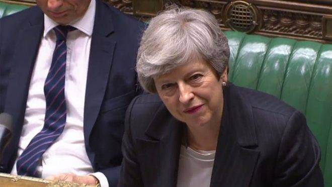 Imagem de vídeo transmitido pelo Parlamento Britânico mostra a primeira-ministra britânica ouvindo uma pergunta durante sessão na Câmara dos Comuns, em Londres, 22 de maio. A sua tentativa de resolver o impasse em torno do Brexit foi rejeitada tanto pelos conservadores apoiadores do Brexit quanto pela oposição