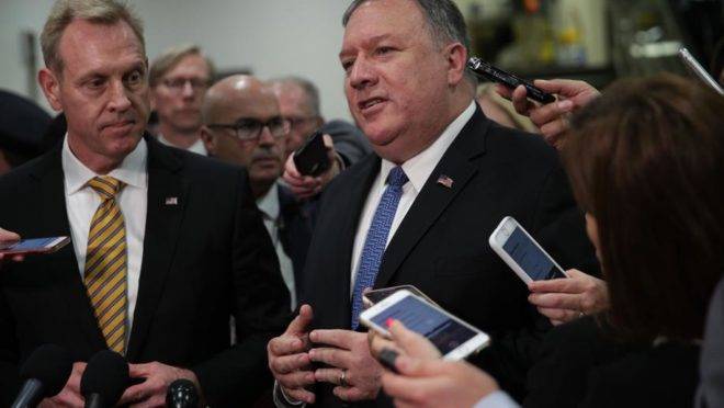 O secretário de Estado dos EUA, Mike Pompeo (à direita), fala com a imprensa ao lado do secretário interino da Defesa dos EUA, Patrick Shanahan, após uma sessão fechada sobre o Irã para membros do congresso, 21 de maio, em Washington