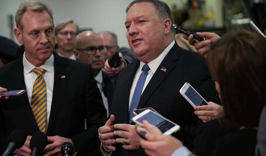 O secretário de Estado dos EUA, Mike Pompeo (à direita), fala com a imprensa ao lado do secretário interino da Defesa dos EUA, Patrick Shanahan, após uma sessão fechada sobre o Irã para membros do congresso, 21 de maio, em Washington