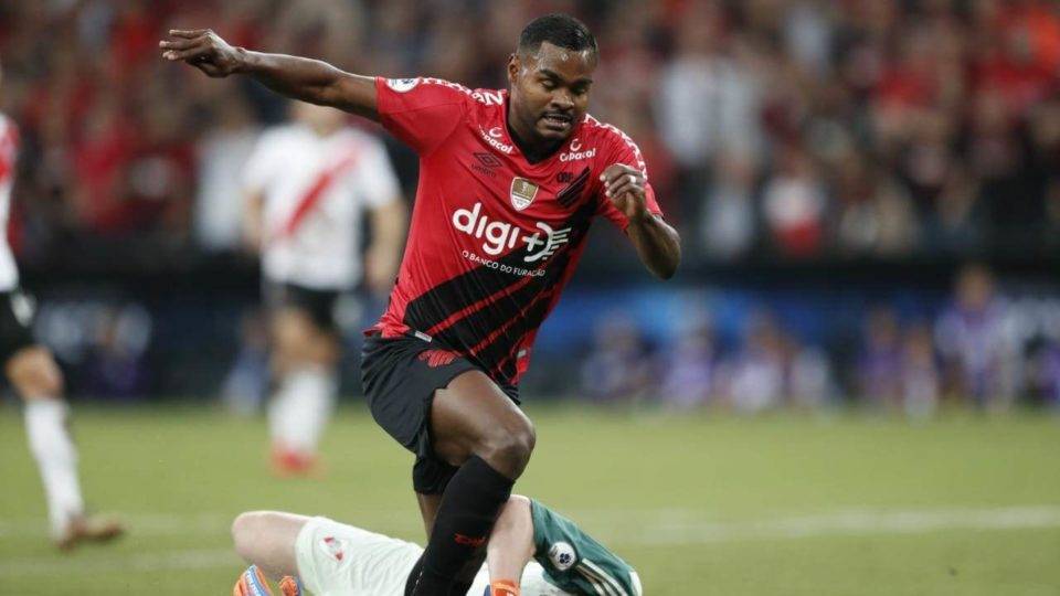 Nikão em campo Athletico