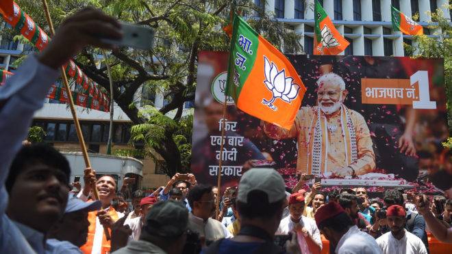 Apoiadores do primeiro-ministro indiano Narendra Modi celebram o resultado das eleições