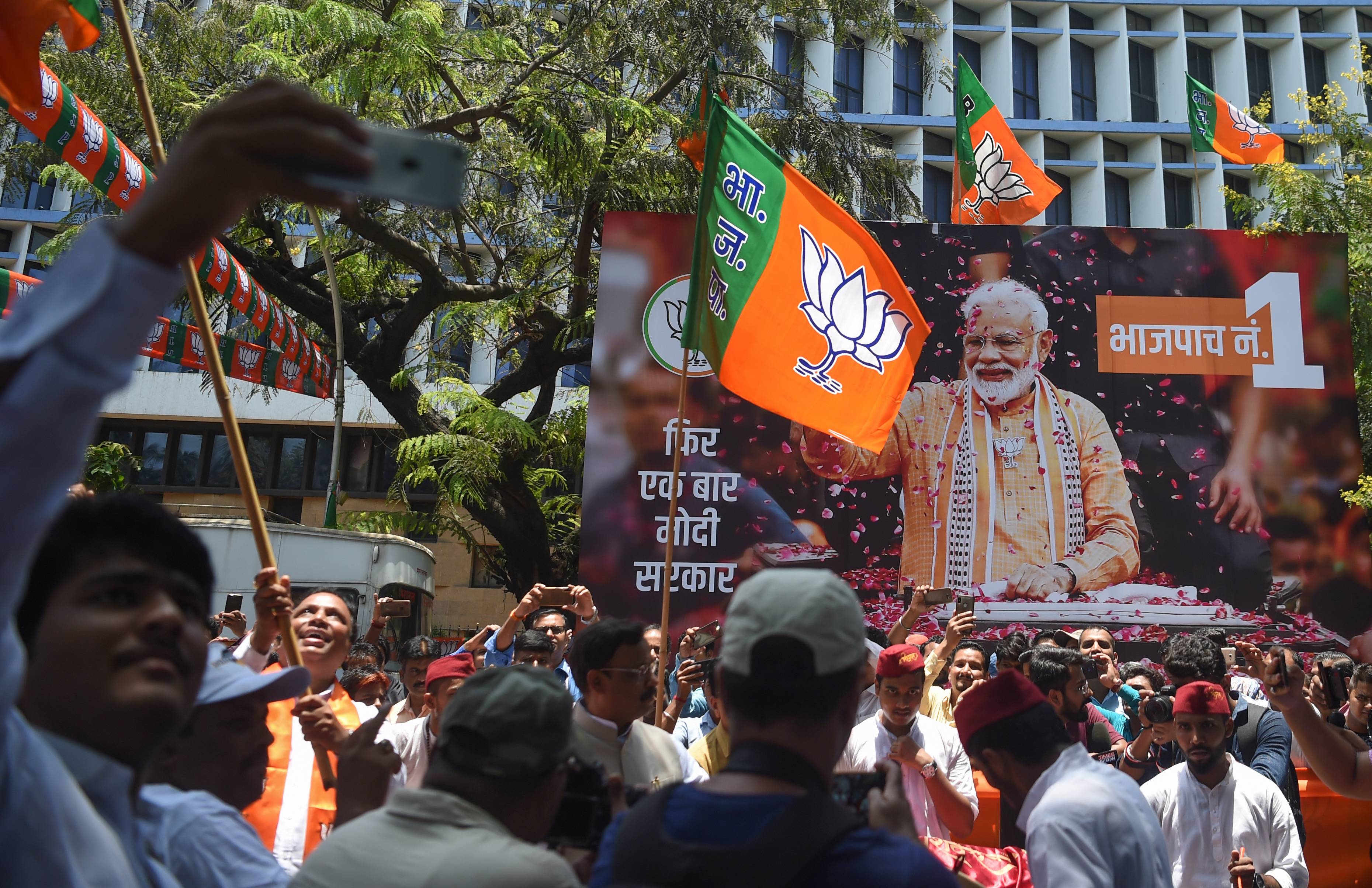 Apoiadores do primeiro-ministro indiano Narendra Modi celebram o resultado das eleições