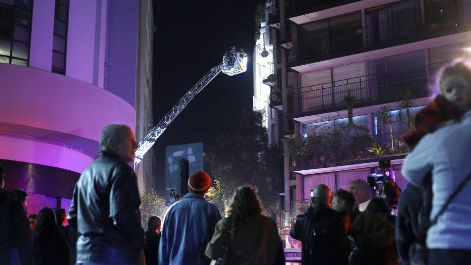 Bombeiros chilenos tentam entrar em um apartamento onde seis brasileiros morreram em Santiago, Chile