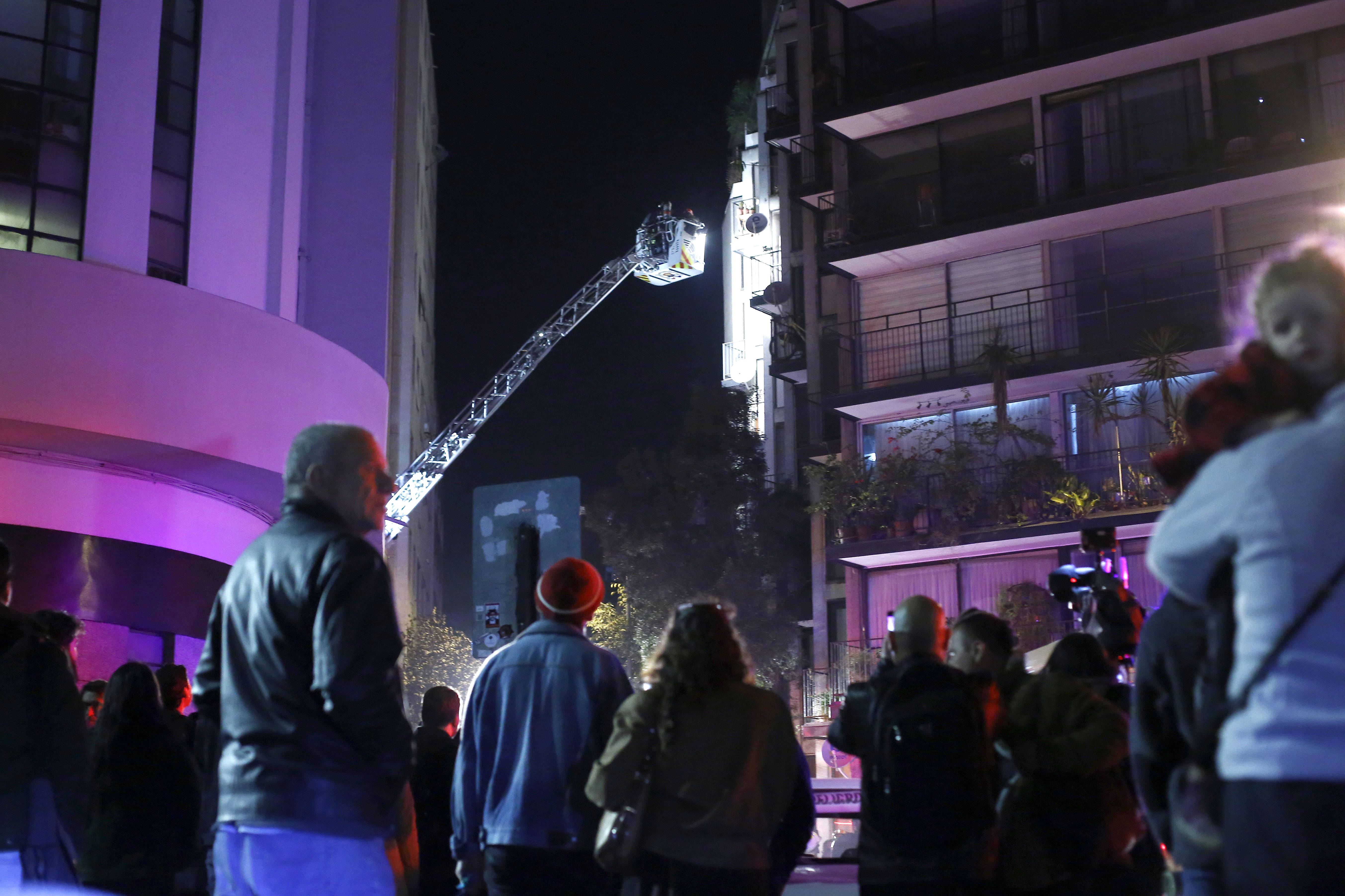 Bombeiros chilenos tentam entrar em um apartamento onde seis brasileiros morreram em Santiago, Chile