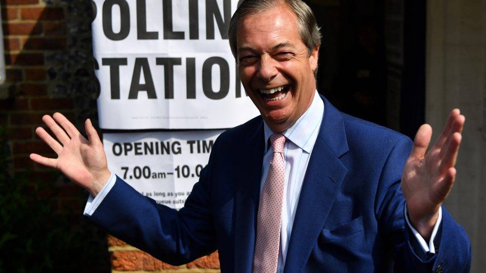 O que está em jogo nas eleições do Parlamento Europeu Líder do Partido Brexit, Nigel Farage, em frente a um local de votação das eleições para o Parlamento Europeu, no Reino Unido