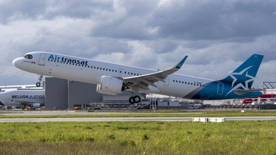 Airbus 321LR, nas cores da canadense Air Transat